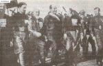 Бенито Муссолини (в центре) во главе отряда фашистов, 1922